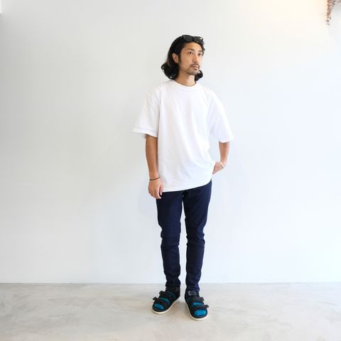 デニムジャージーパンツを使用したノンストレスなカジュアルコーデ