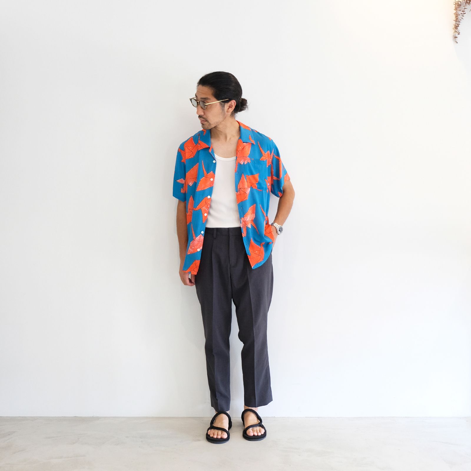 柄シャツはスラックスに合わせて男の渋さを意識