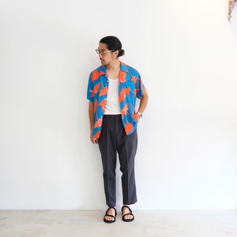柄シャツはスラックスに合わせて男の渋さを意識