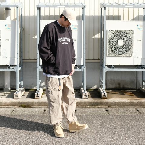ストリートなテイストで着こなすカーゴパンツスタイル