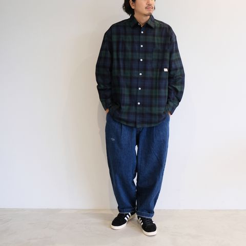 シンプルながらストリートのエッセンスを感じさせるチェックシャツコーデ
