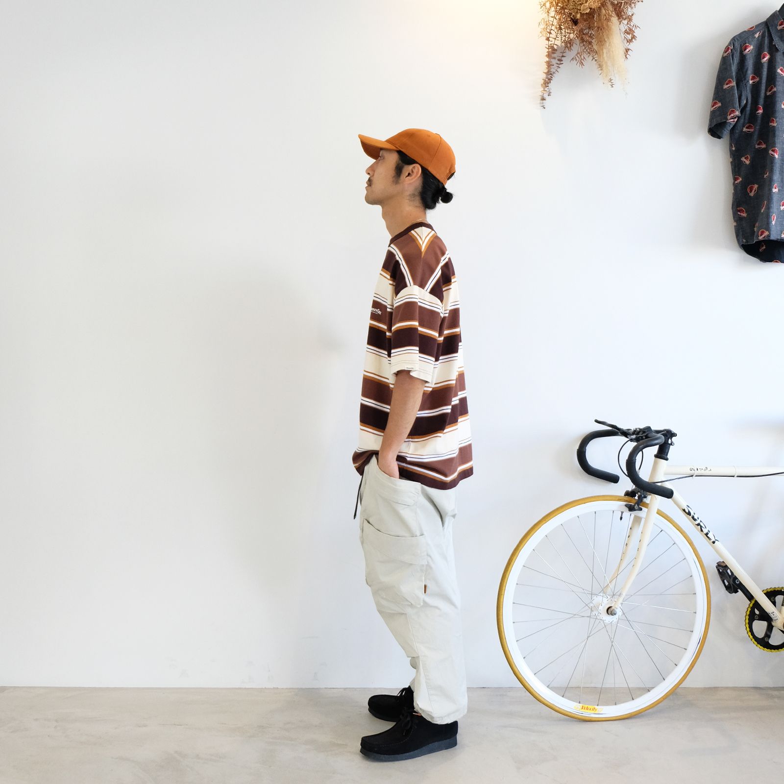 オレンジを基調としたストライプシャツコーデ