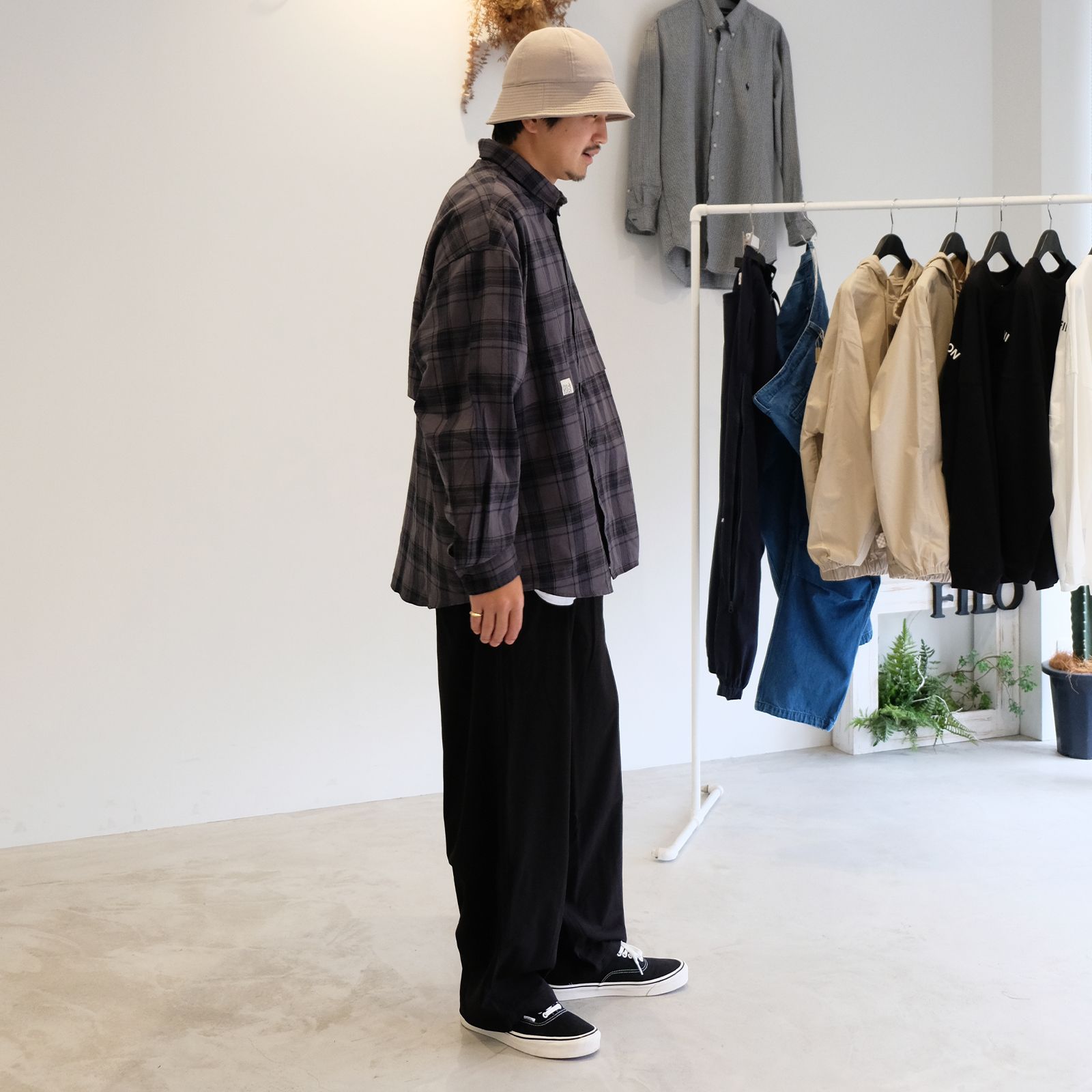 ストリートなチェックシャツを洗練された印象で