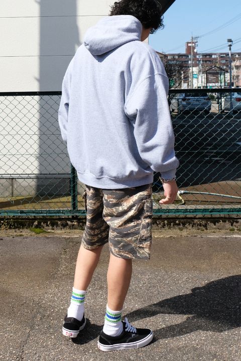 パーカーにハーフパンツを合わせた春の装い