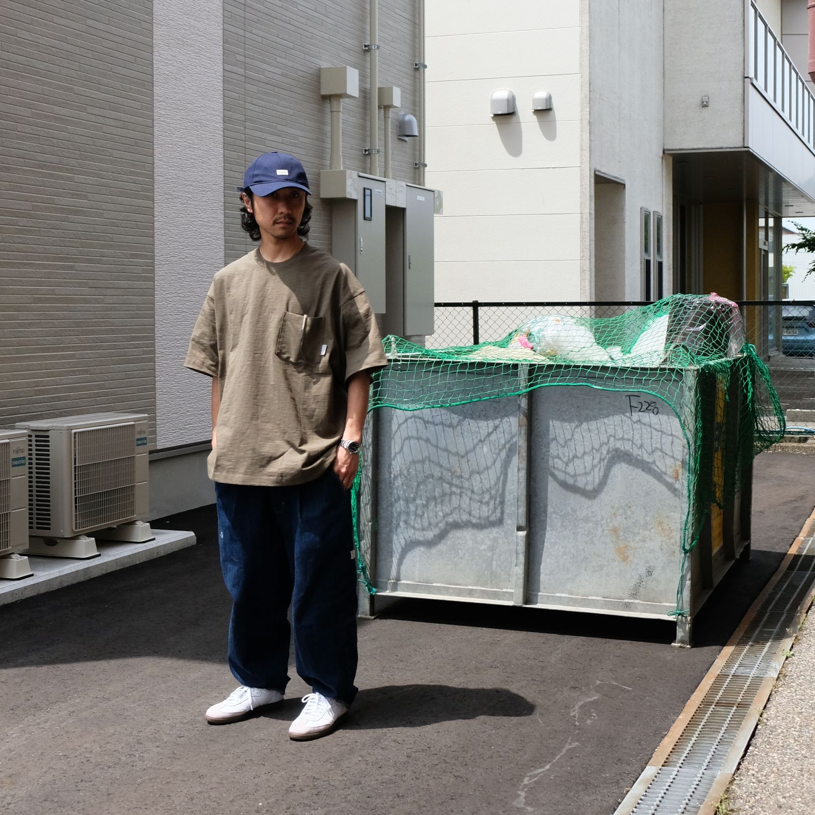 風合いの良いオリーブカラーのTシャツをメインに