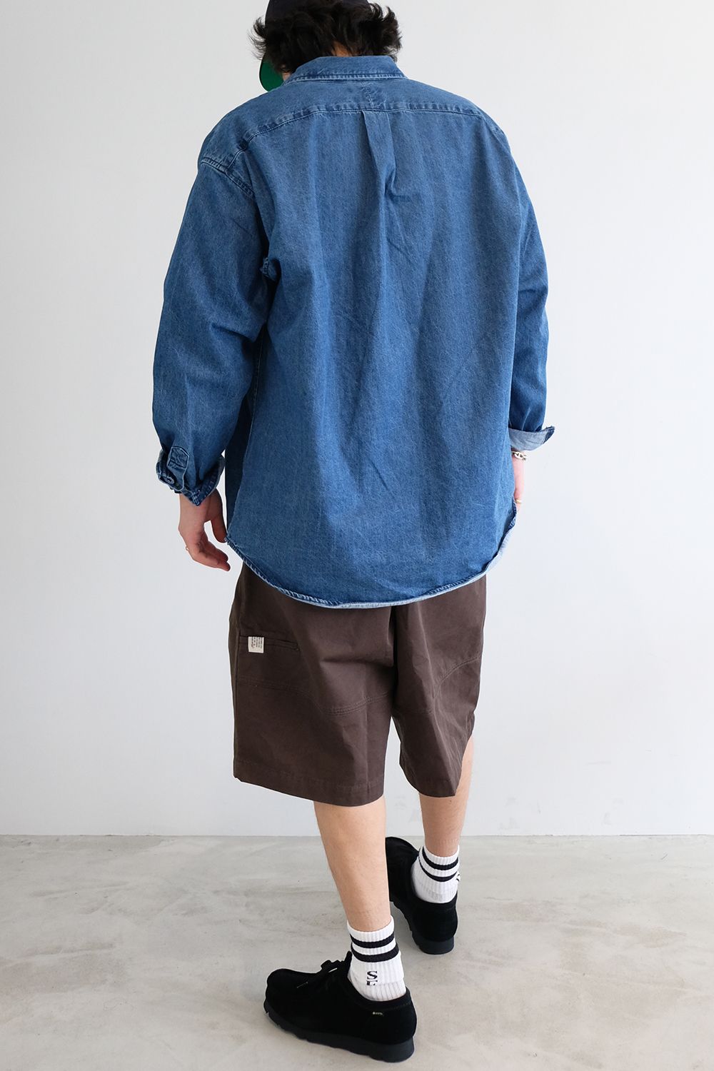 春のハーフパンツスタイルはシャツ合わせがお勧め