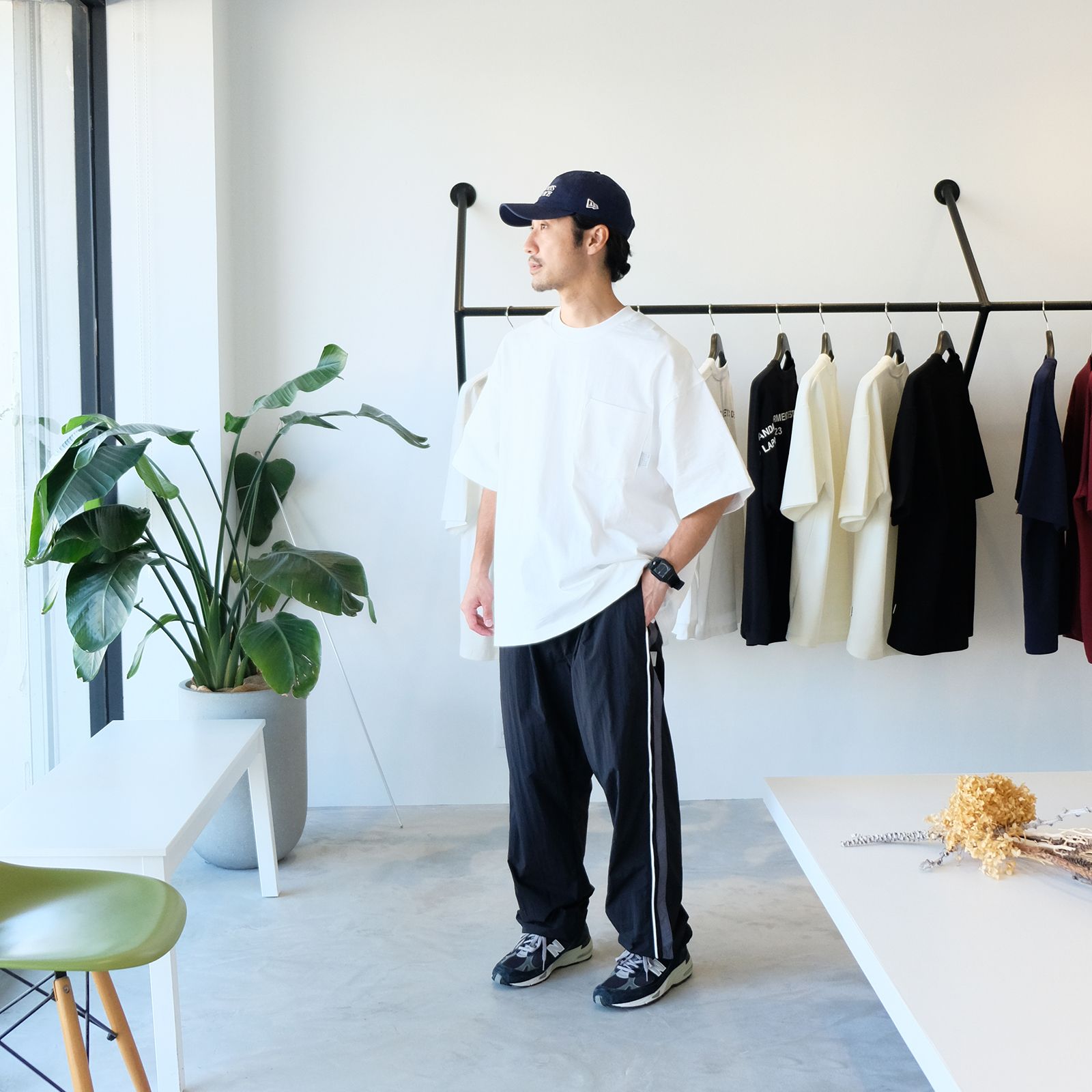 トラックパンツでTシャツスタイルを軽やかに