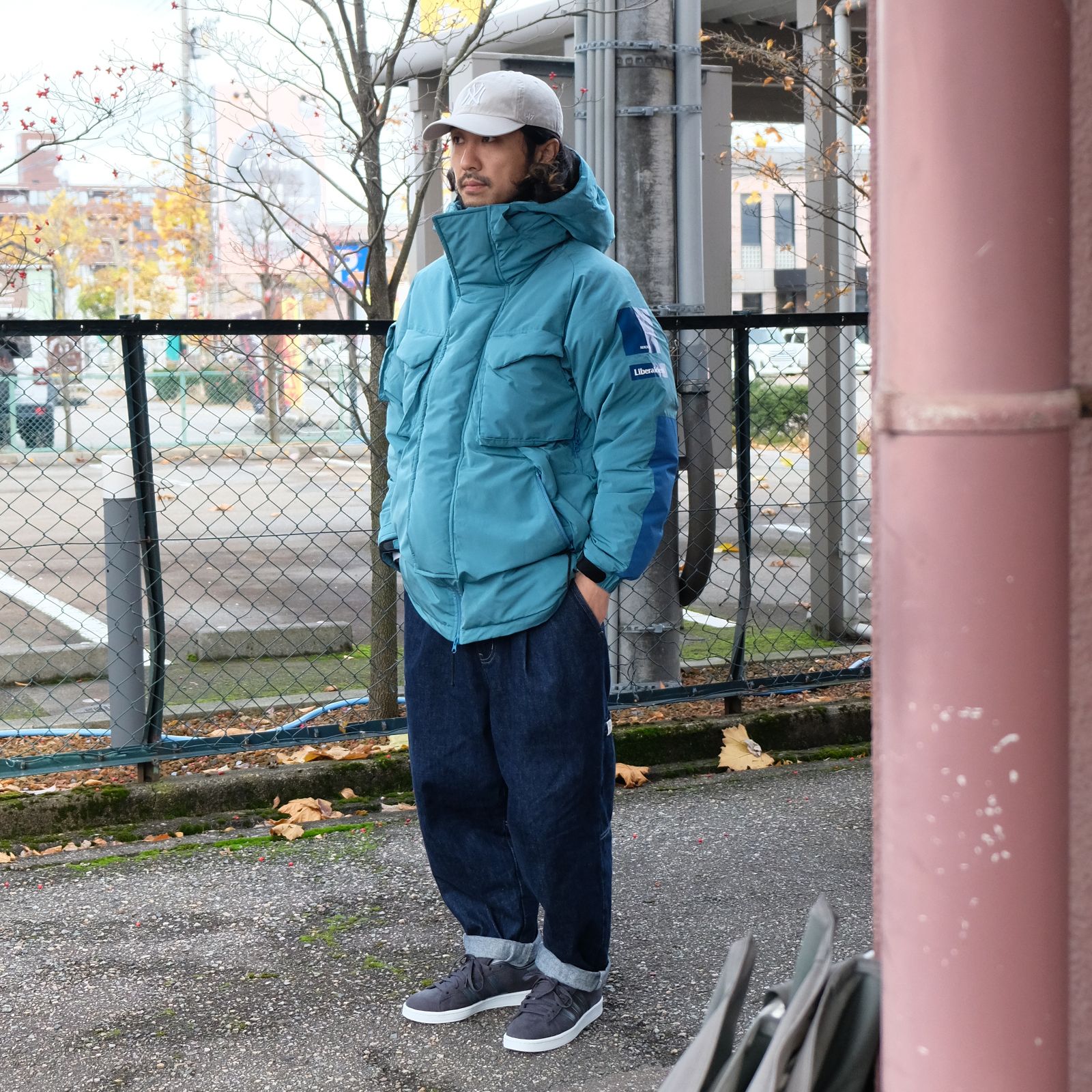 レトロヴィンテージなブルーカラーが冬に映える最強ダウンスタイル