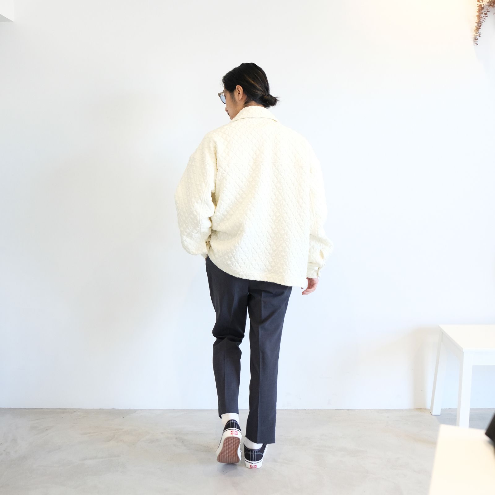 スエットCPOジャケットをキッチリ過ぎずオトナな雰囲気で