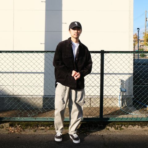 コーデュロイジャケット＋ベイカーパンツを都会的な印象で