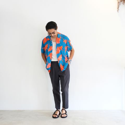 柄シャツはスラックスに合わせて男の渋さを意識