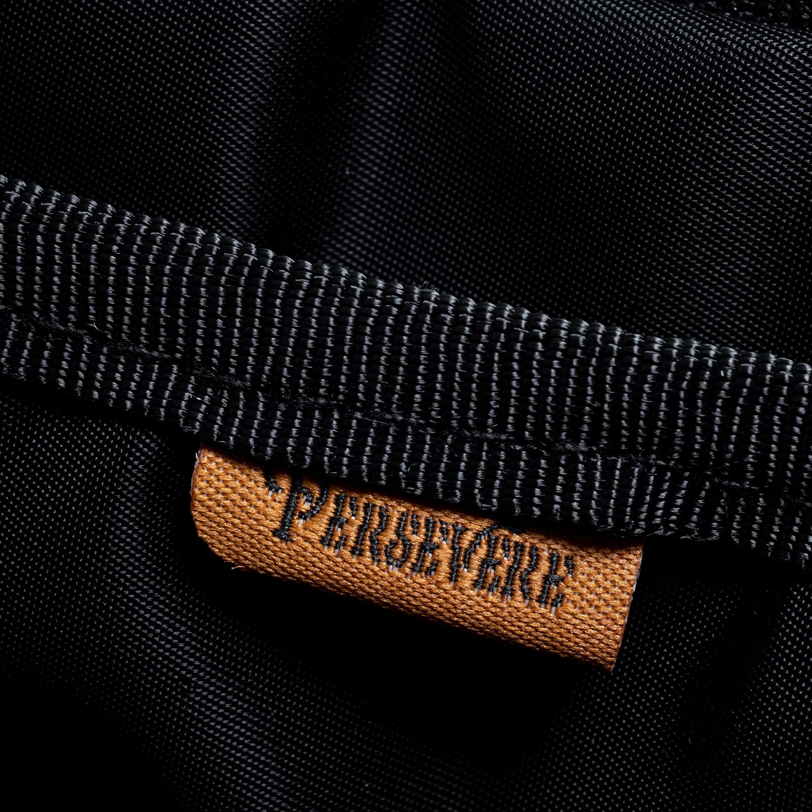 【ラスト1点】water-repellent padded crossbody bag / ブラック