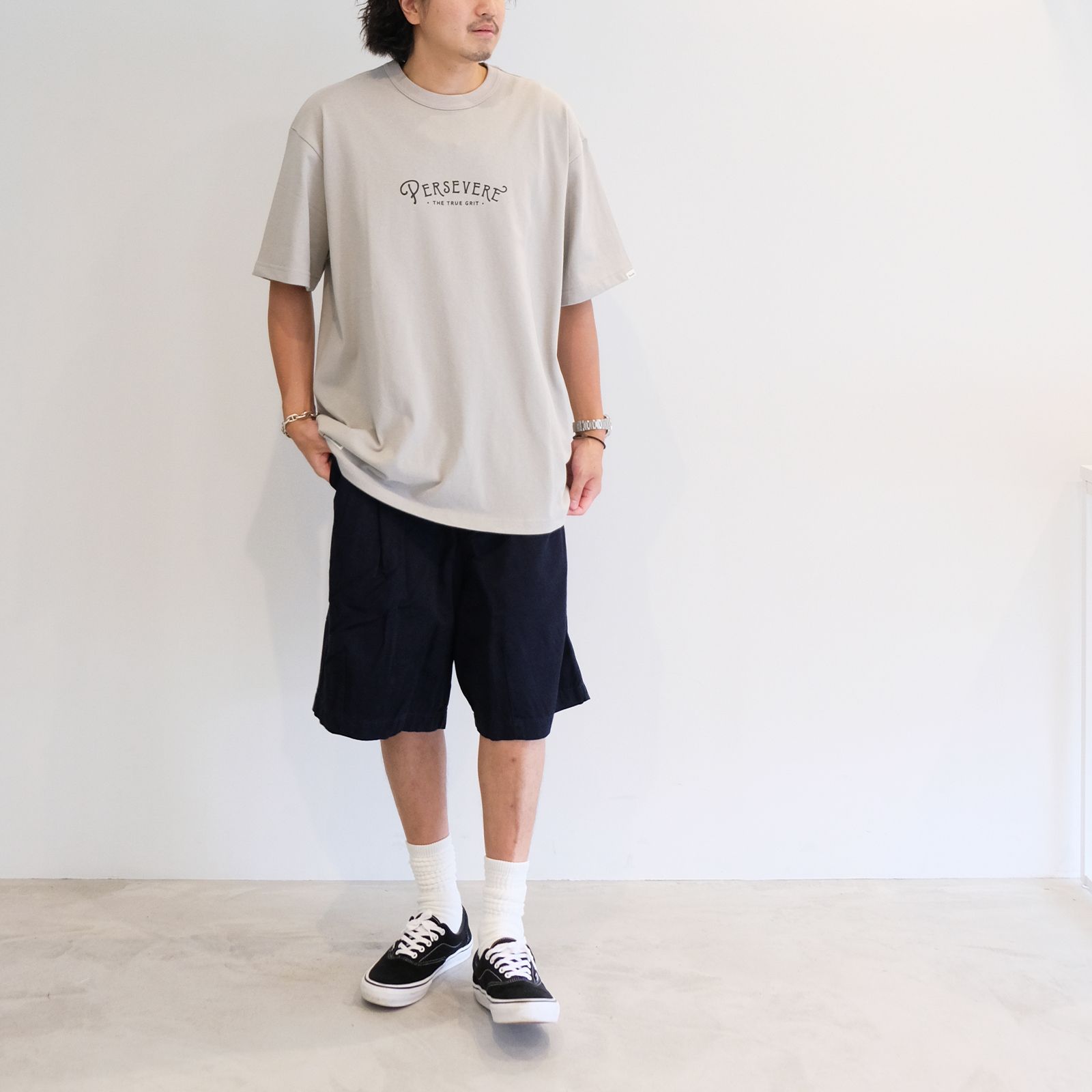 Persevere 2022夏コーデ。Tシャツのセメントグレーカラーが夏にも映える良い色味