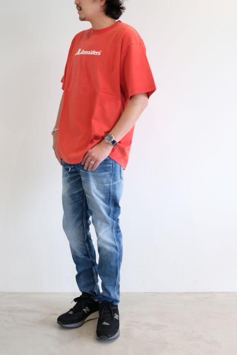 Tシャツにデニムをあわ、、いえ、ジャージーパンツを合わせたスタイル