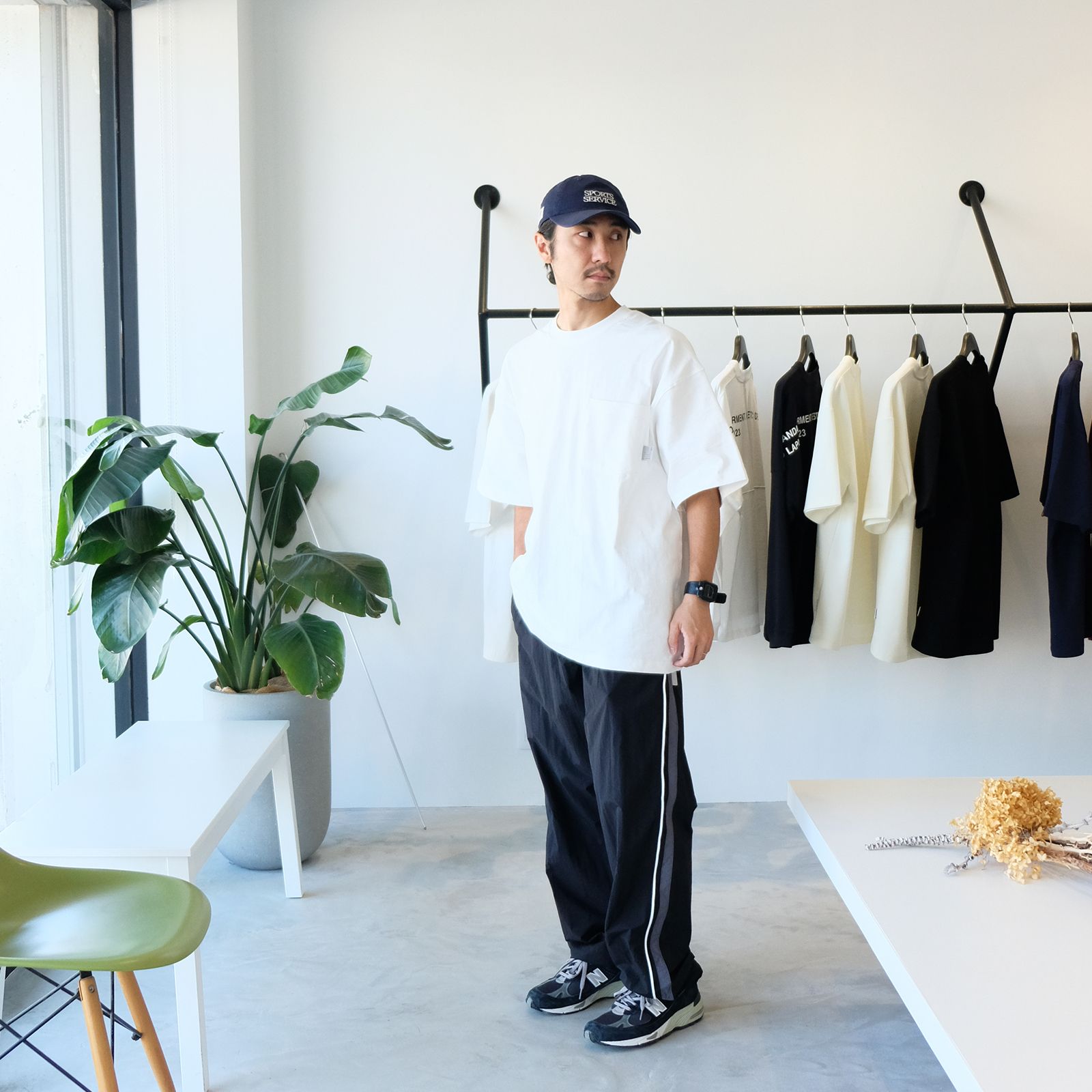 トラックパンツでTシャツスタイルを軽やかに