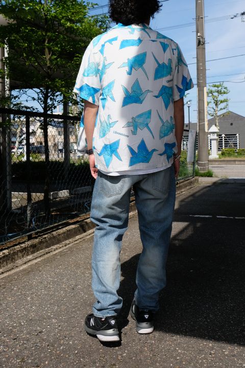 清涼感のある雰囲気にまとめた柄シャツコーデ