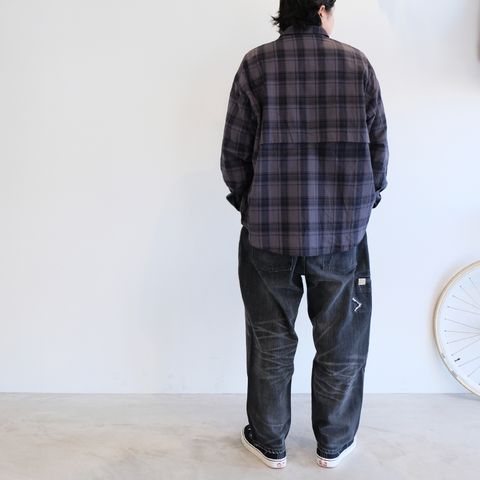 モノトーンだけどシック過ぎないチェックシャツコーデ