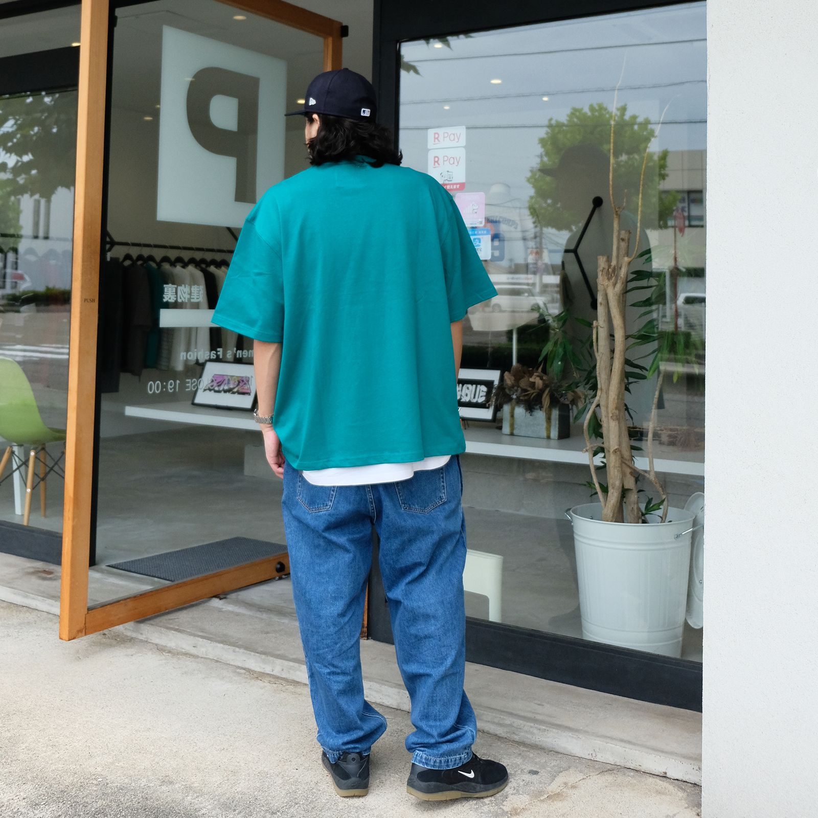 鮮やかなグリーンカラーのTシャツをメインに