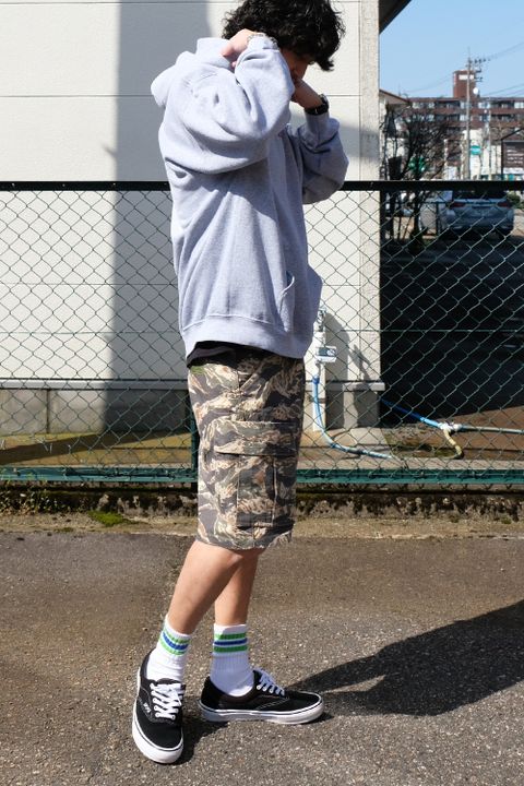 パーカーにハーフパンツを合わせた春の装い