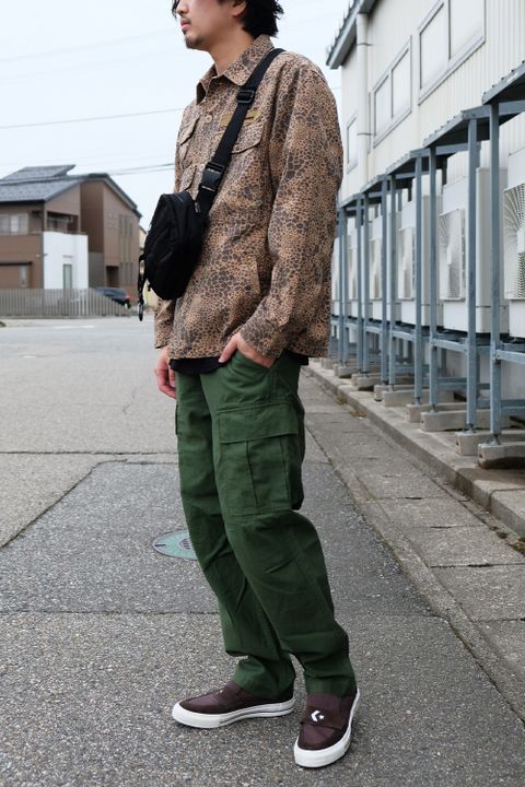 柄で魅せるミリタリー合わせの着こなし