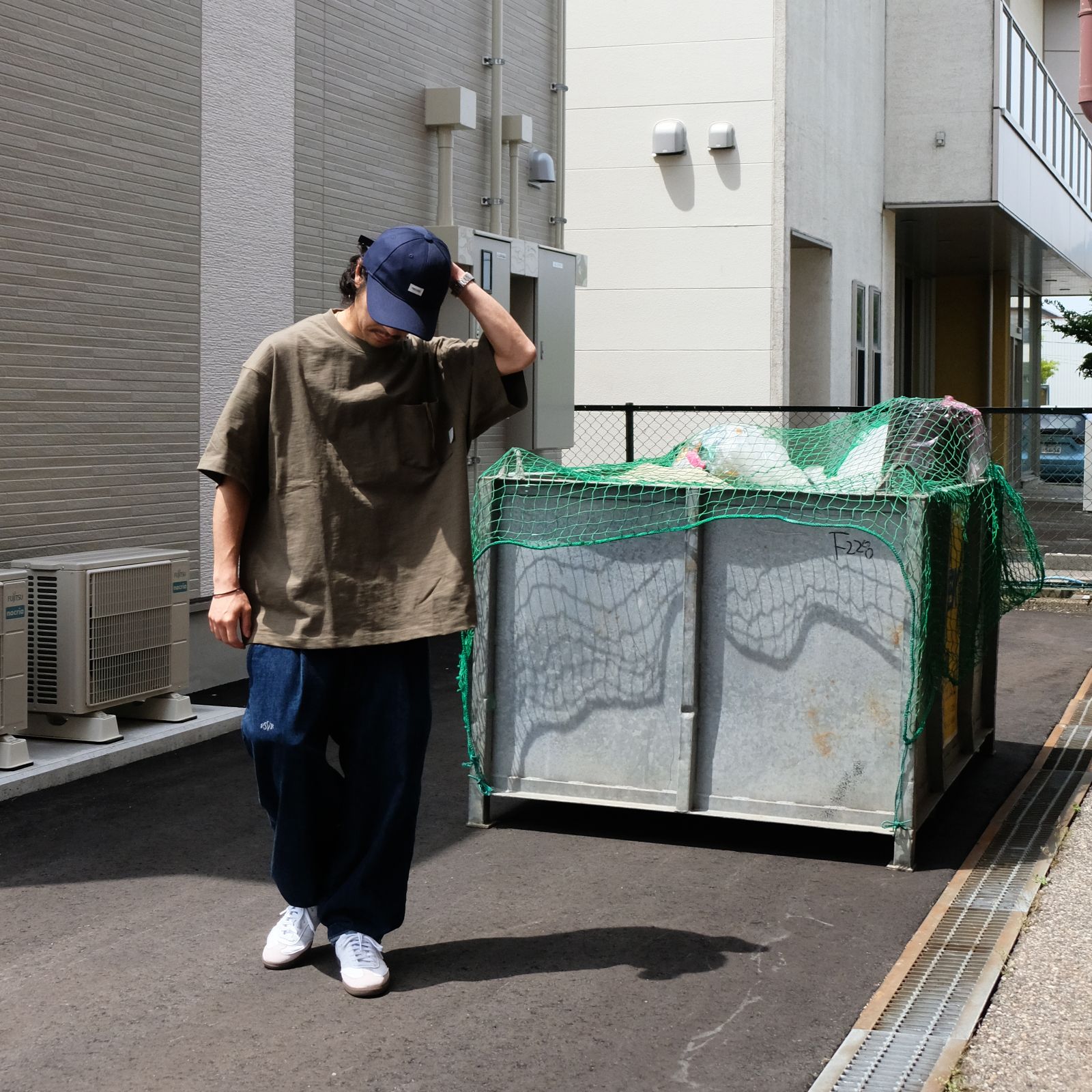 風合いの良いオリーブカラーのTシャツをメインに