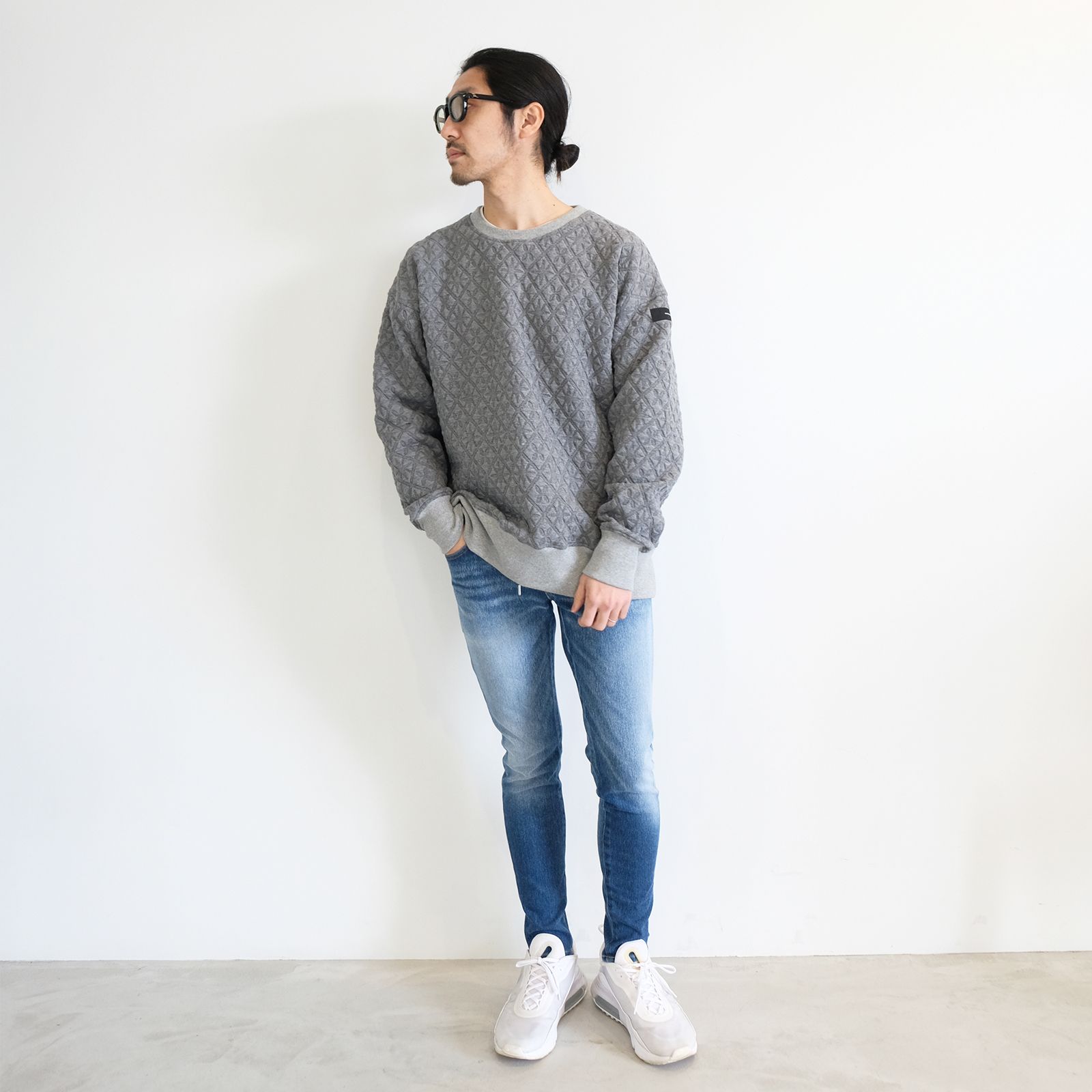シンプルだけど一味違うトレーナー＋デニムの着こなし