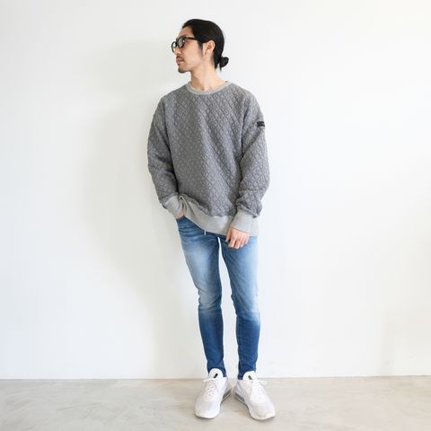 シンプルだけど一味違うトレーナー＋デニムの着こなし