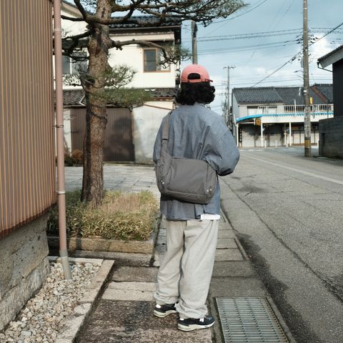 シャンブレーシャツスタイルに抜け感を