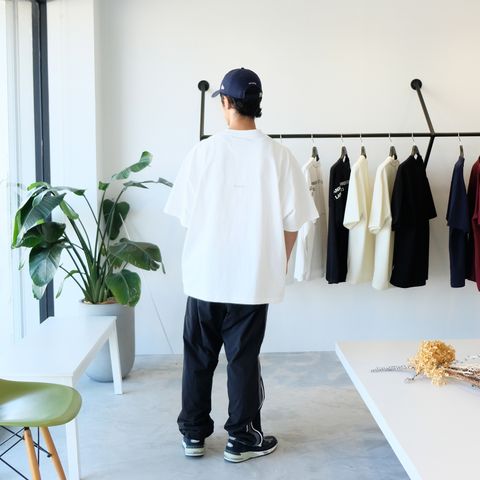 トラックパンツでTシャツスタイルを軽やかに