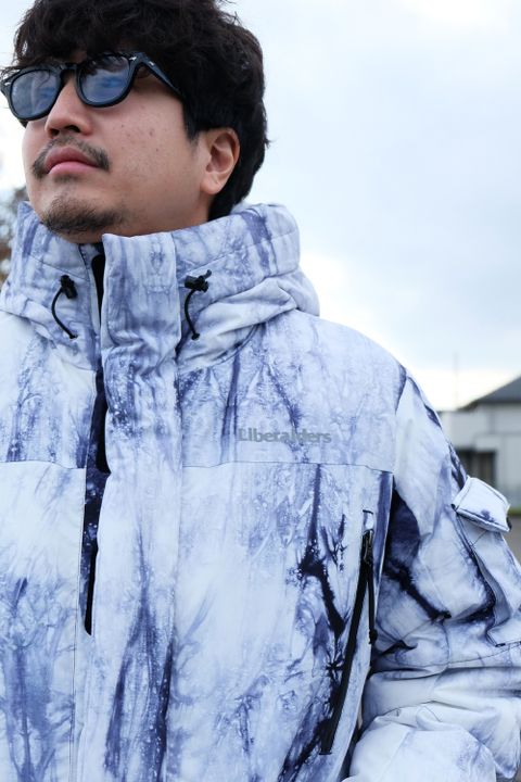 派手目なダウンを大人っぽくタウンユースに