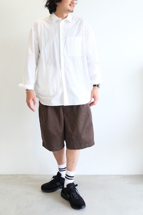カジュアルショーツに白シャツ合わせで小綺麗に
