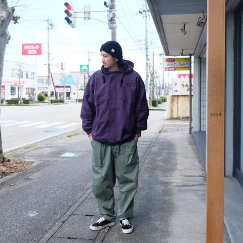 パープルのトップスにオリーブ系のパンツの相性は抜群