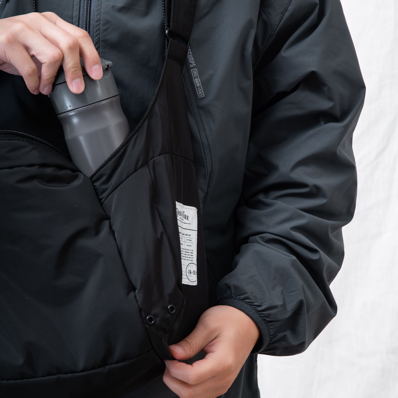 【ラスト1点】water-repellent padded crossbody bag / ブラック