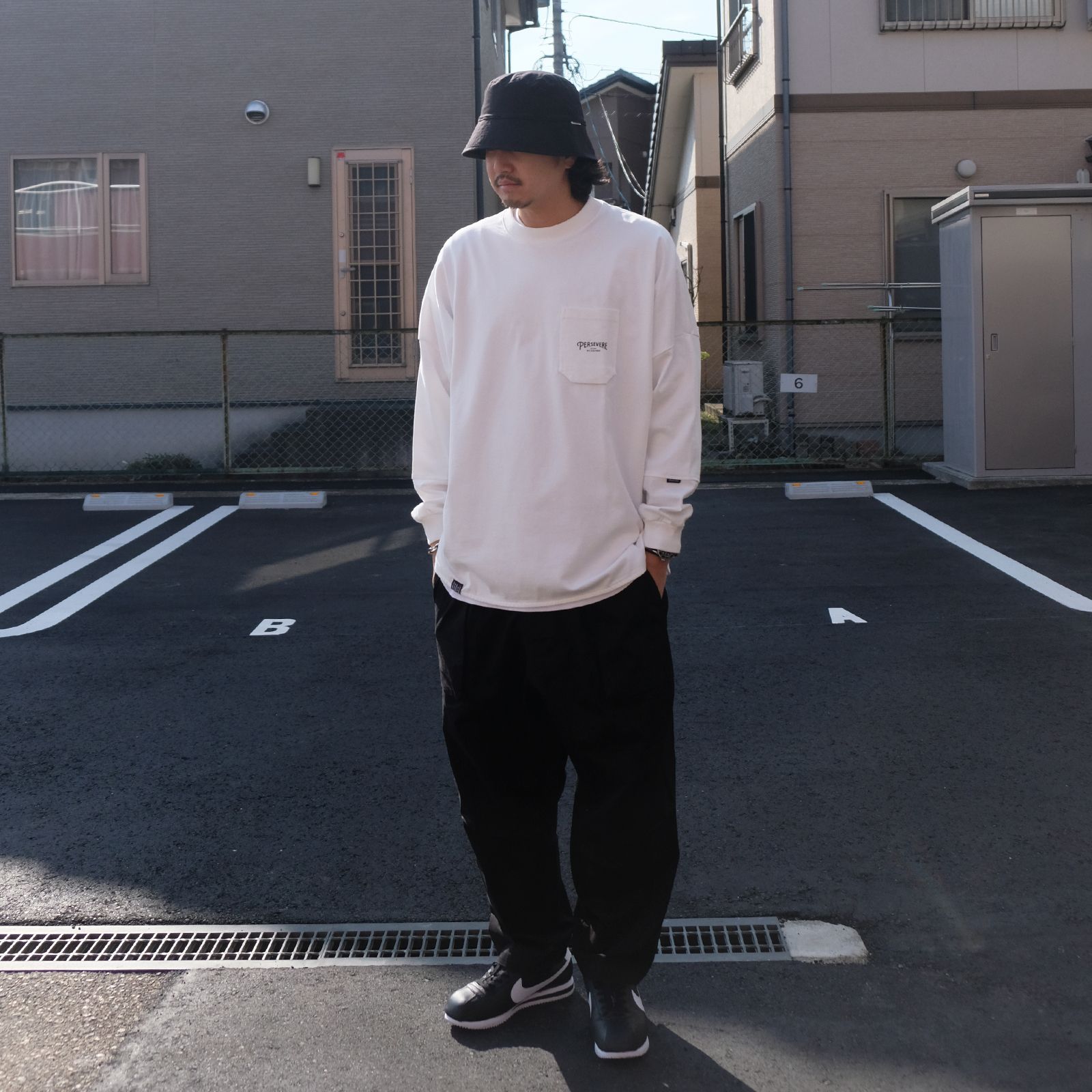 白黒だけでまとめたロンTEEコーデ