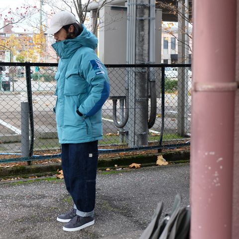 レトロヴィンテージなブルーカラーが冬に映える最強ダウンスタイル