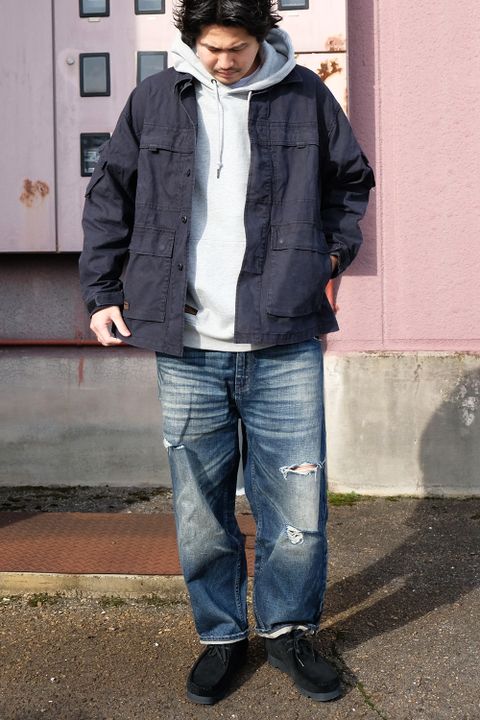 ゆったりシルエットでまとめつつもクールな雰囲気の定番カジュアルコーデ
