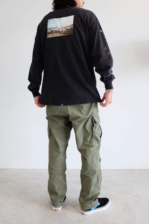 リベレイダースの新作ロンTEEをメインに使用したカーゴパンツスタイル