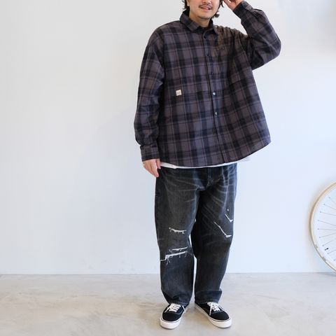 モノトーンだけどシック過ぎないチェックシャツコーデ