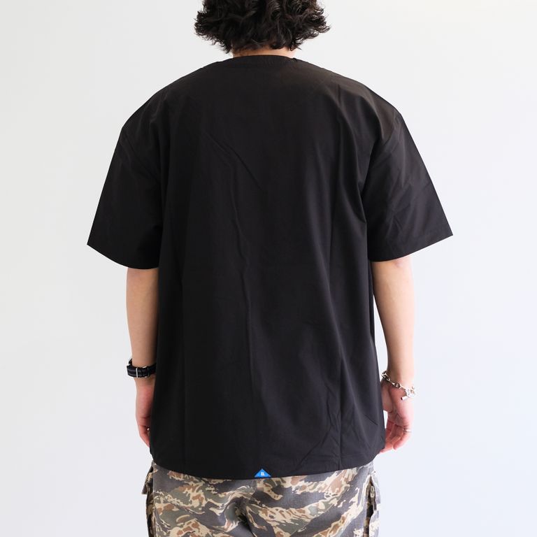 ゆったりとしたシルエットで設計され、さらっとした着心地になっています / 179cm 70kg : 着用サイズ XL