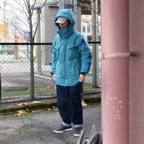 レトロヴィンテージなブルーカラーが冬に映える最強ダウンスタイル