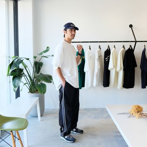 トラックパンツでTシャツスタイルを軽やかに