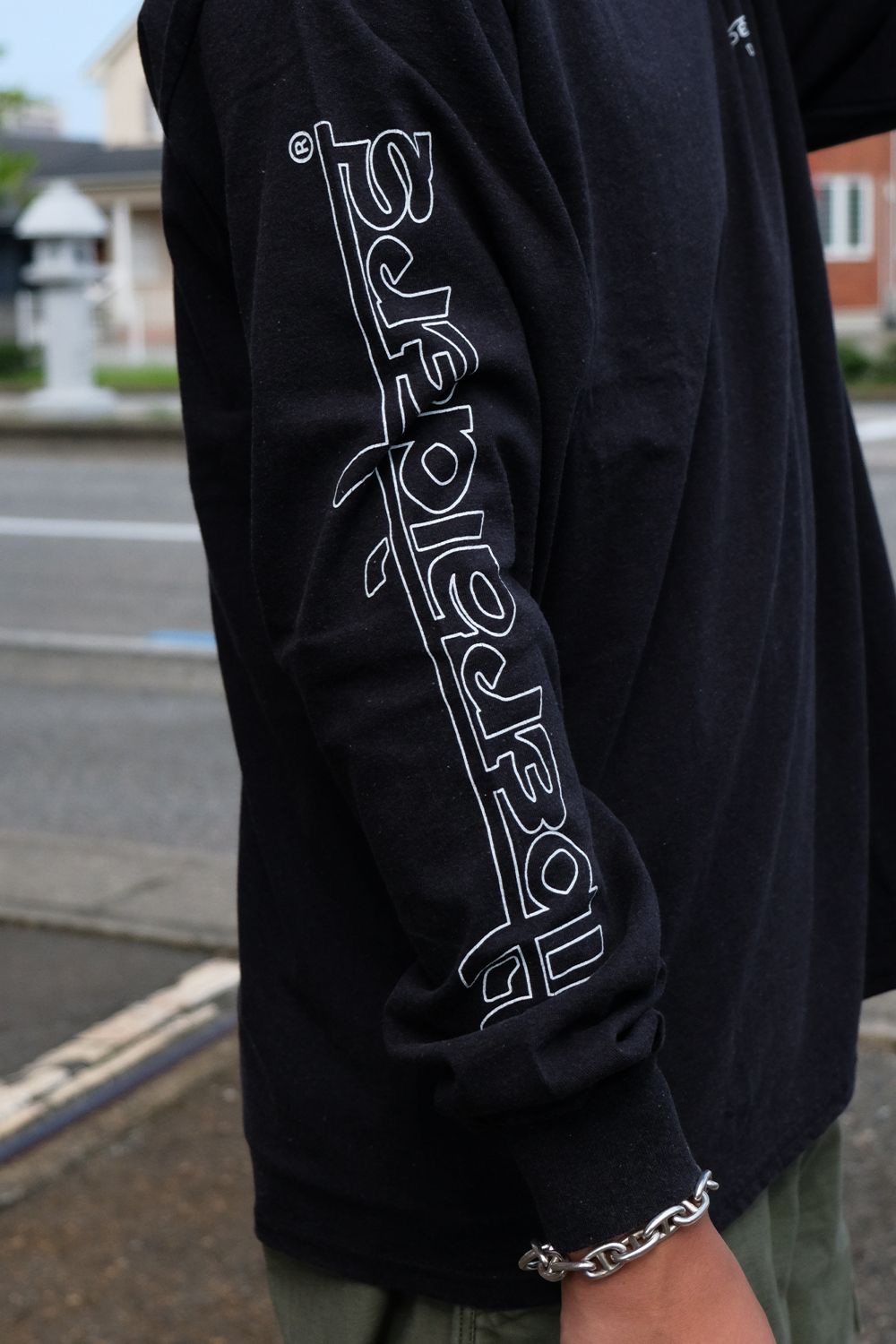 リベレイダースの新作ロンTEEをメインに使用したカーゴパンツスタイル