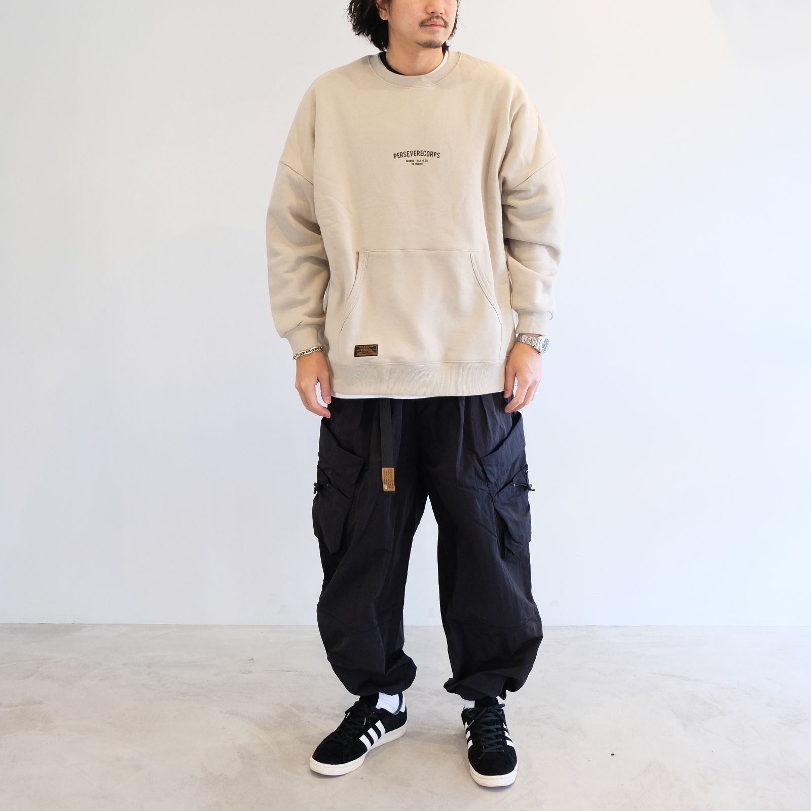 トレーナーとカーゴパンツを現代ストリートなテイストで着こなす