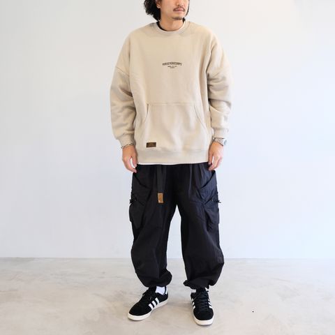 トレーナーとカーゴパンツを現代ストリートなテイストで着こなす