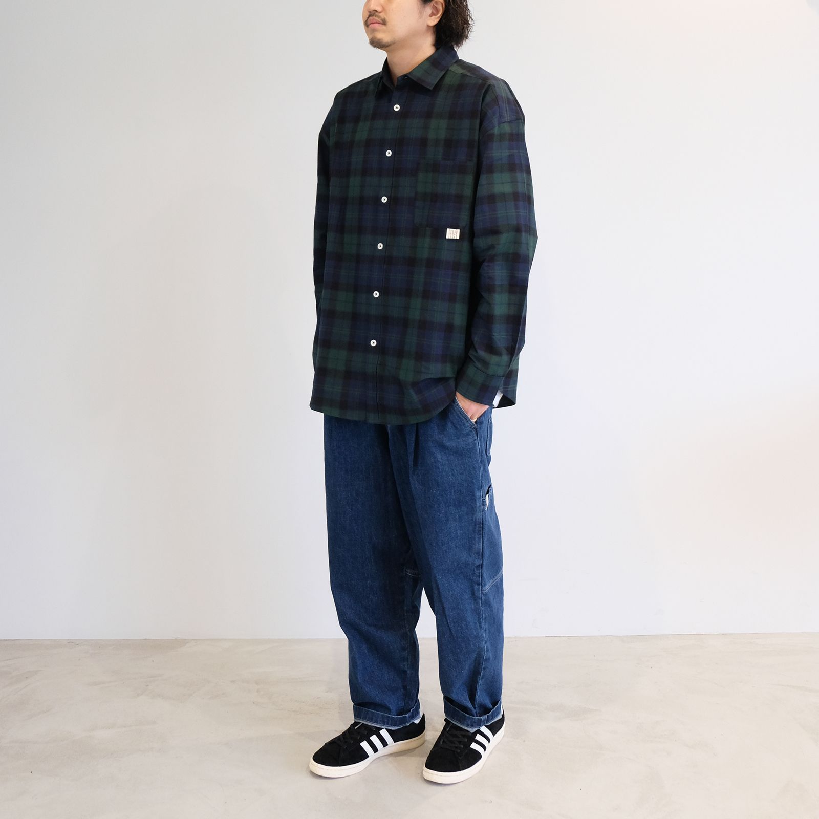 シンプルながらストリートのエッセンスを感じさせるチェックシャツコーデ