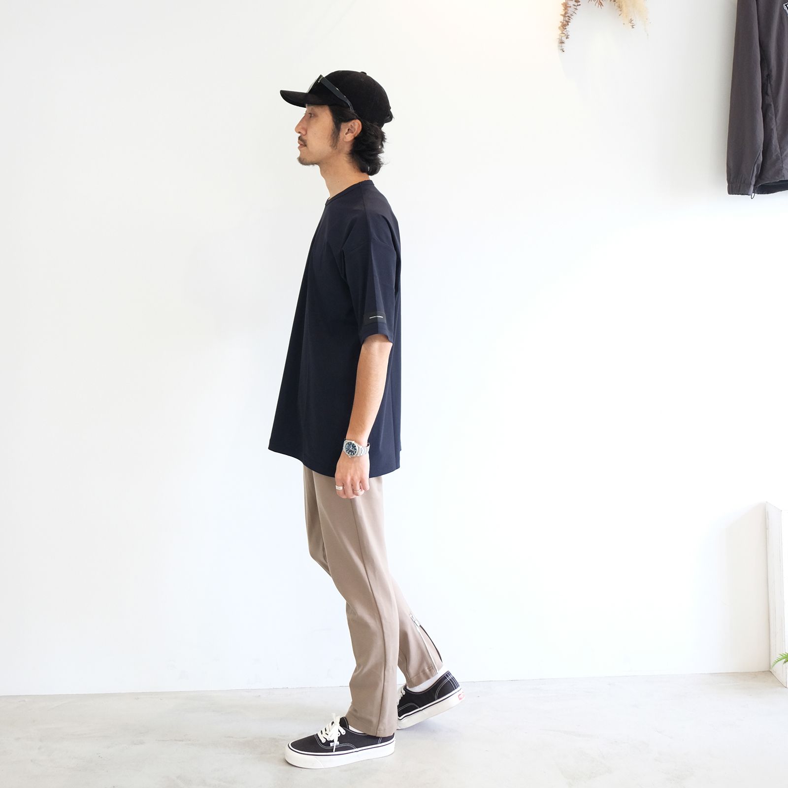 上質な素材感で楽しむ普遍的な大人のイージースタイル