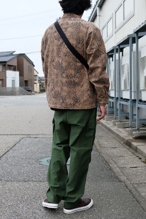 柄で魅せるミリタリー合わせの着こなし