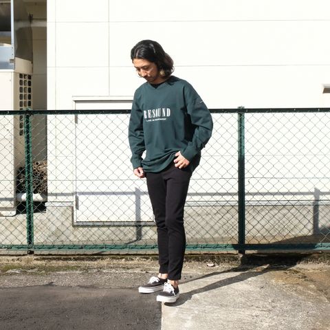 トレーナー＋デニムをシュッとした印象で着こなす