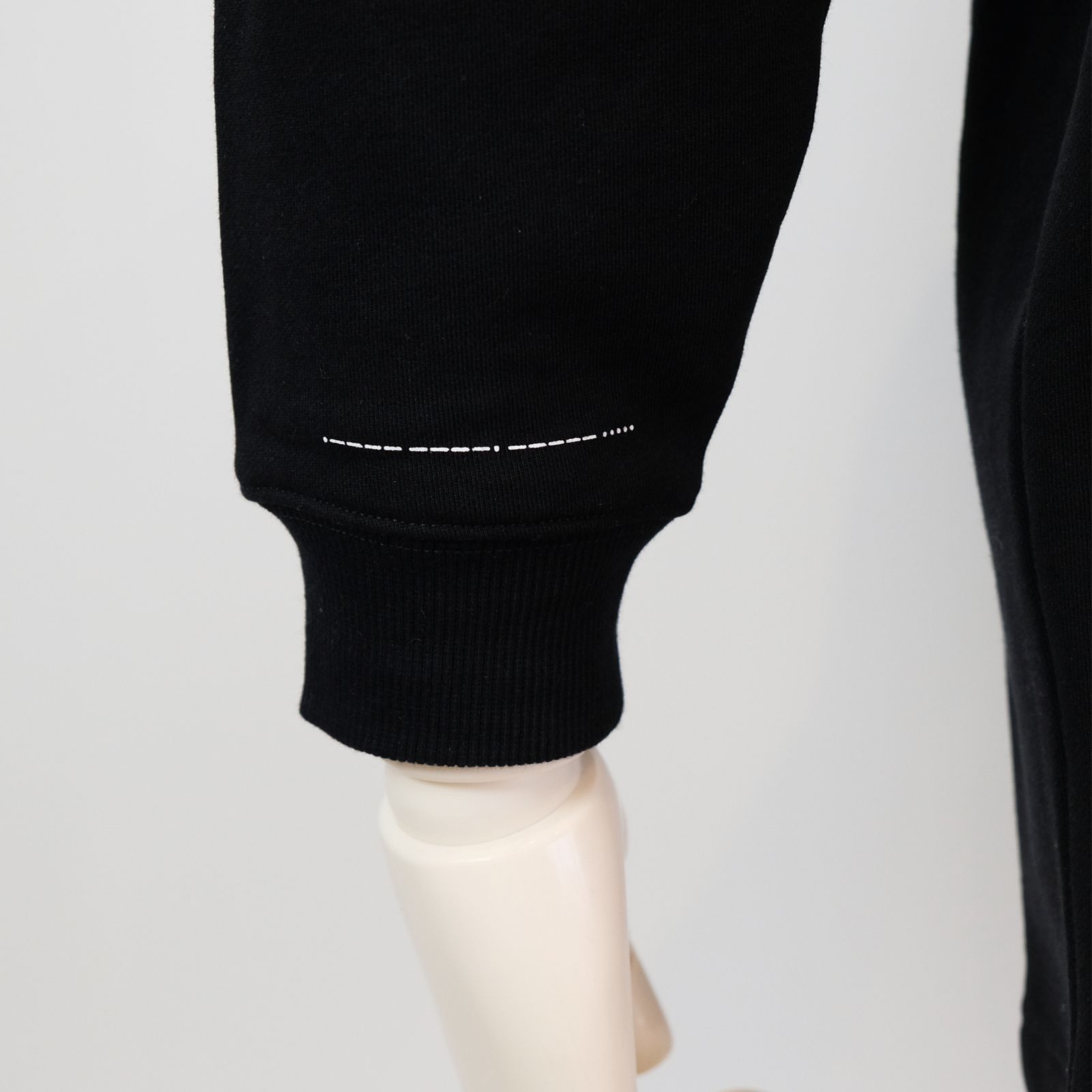 [ラスト1点 M] フロントロゴ ドロップショルダー クルーネックスエットシャツ / morse code classic sweatshirt / ブラック