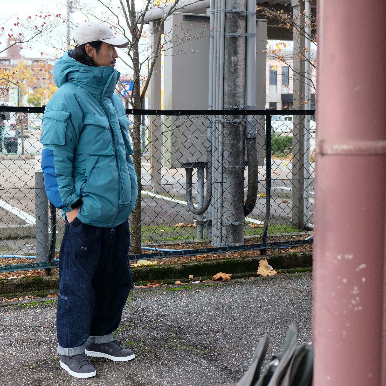 レトロヴィンテージなブルーカラーが冬に映える最強ダウンスタイル
